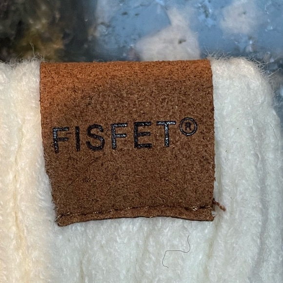 Women's Winter Essentials 4pc. Set - Picture 3 of 11